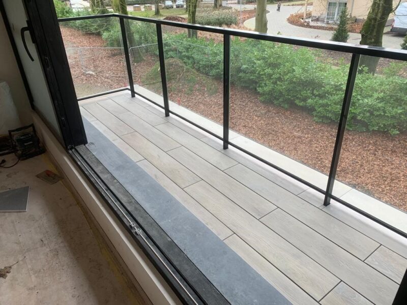 Plaatsen van keramische tegels 2 cm dik op een balkon