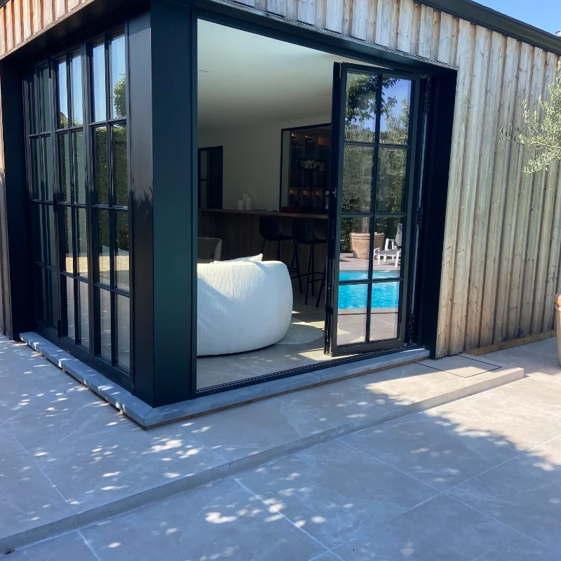 technical realisatie keramische tegels poolhouse buitenzwembad