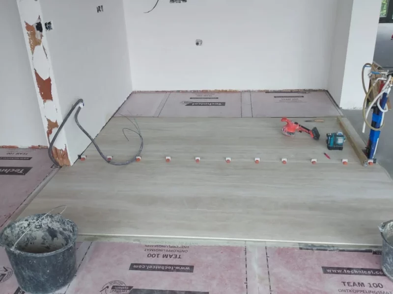 Douche met XXL tegels