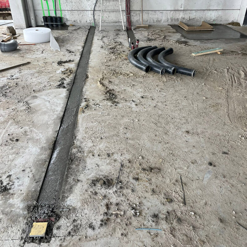 Werf let betonen ondergrond en allerlei bouwmaterialen op de grond, een opening in de grond is gedicht met oplosmiddelvrije fijne dispersieprimer, hechting verbeterende grondering en universele egaline op cementbasis.