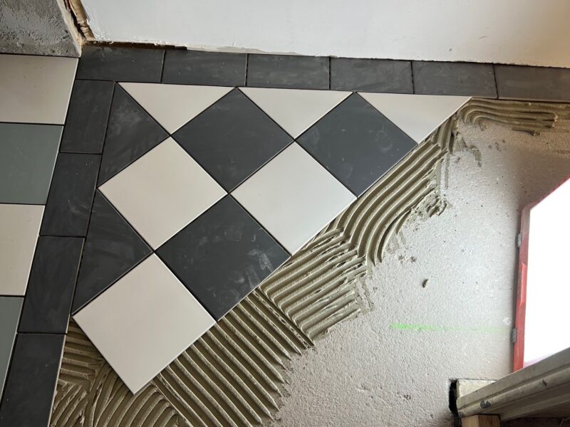 Kleine keramische tegels in traphal en wasplaats – Gent