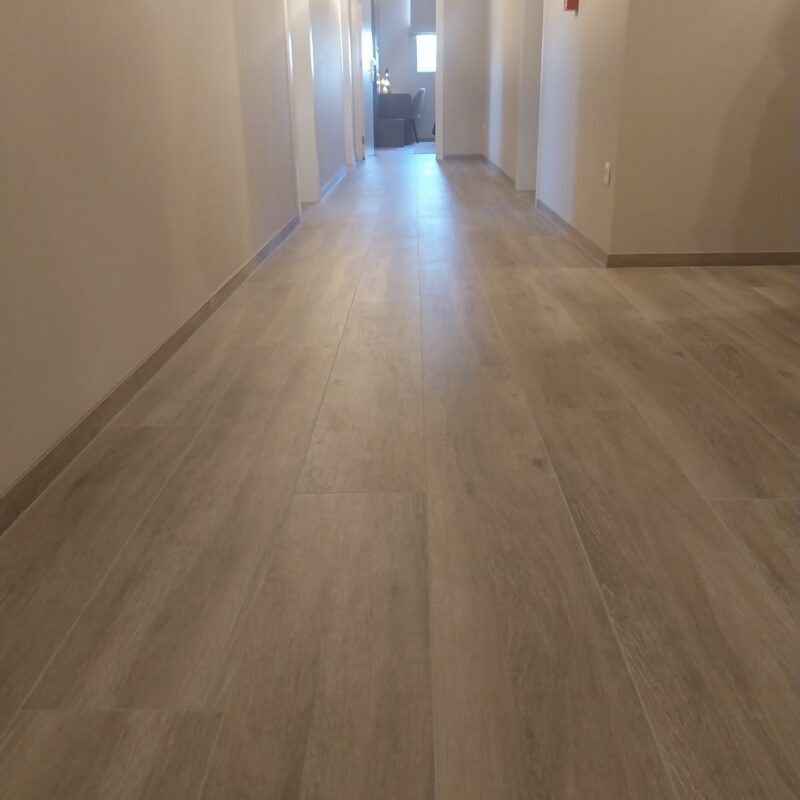 Hotel Kinrooi gang traphal parketimitatie tegels