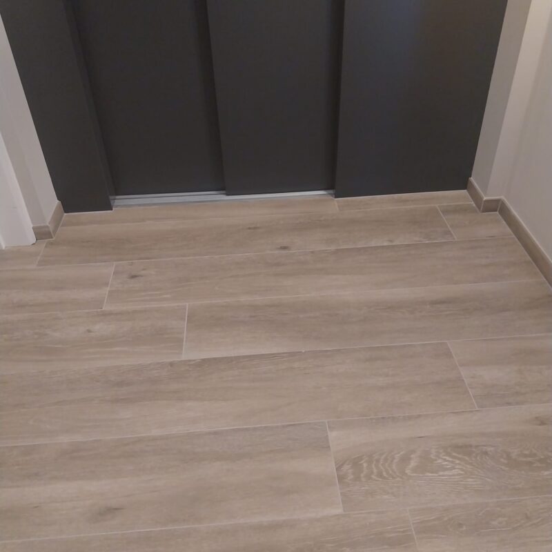 Houtlook tegels hal hotel