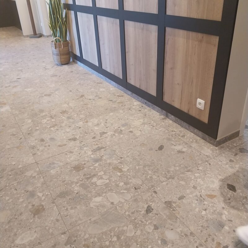 Hotel inkomhal met vierkante tegel met structuur
