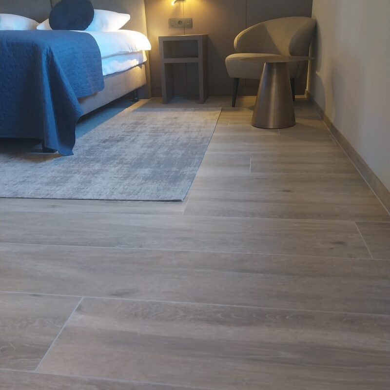 Slaapkamer tegels houtlook parketimitatie keramische tegels
