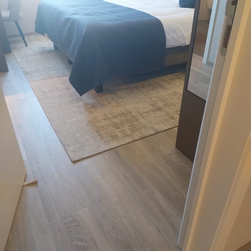 Parketimitatie keramische tegels slaapkamer hotel