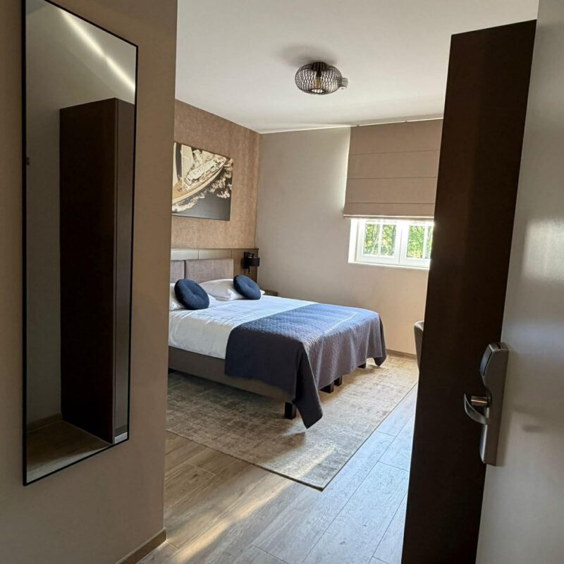 Hotelslaapkamer met parketimitatie keramische tegels